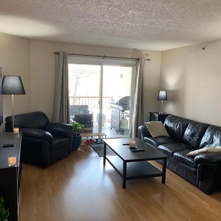 Chris Cozy Condo Commonwealth #205 エドモントン エクステリア 写真