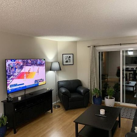 Chris Cozy Condo Commonwealth #205 エドモントン エクステリア 写真