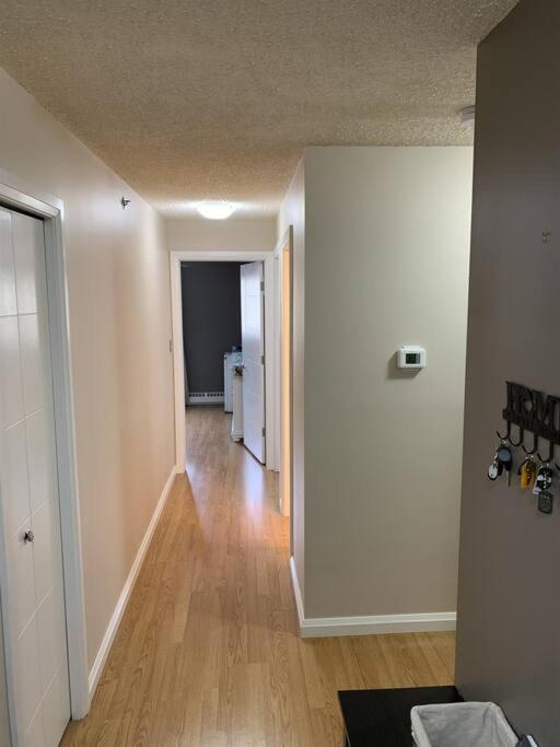 Chris Cozy Condo Commonwealth #205 エドモントン エクステリア 写真