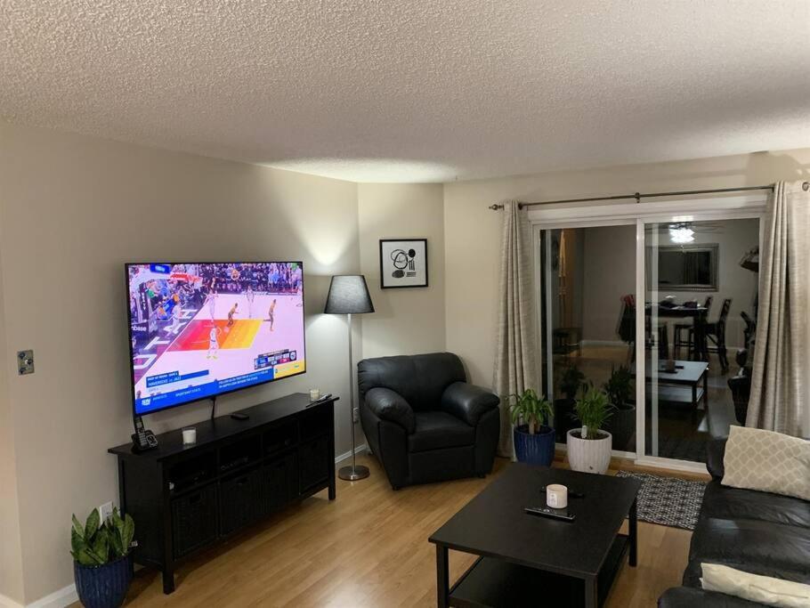 Chris Cozy Condo Commonwealth #205 エドモントン エクステリア 写真