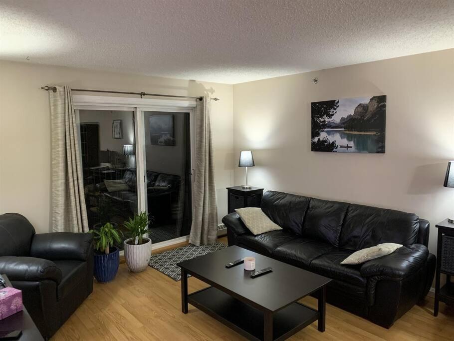 Chris Cozy Condo Commonwealth #205 エドモントン エクステリア 写真