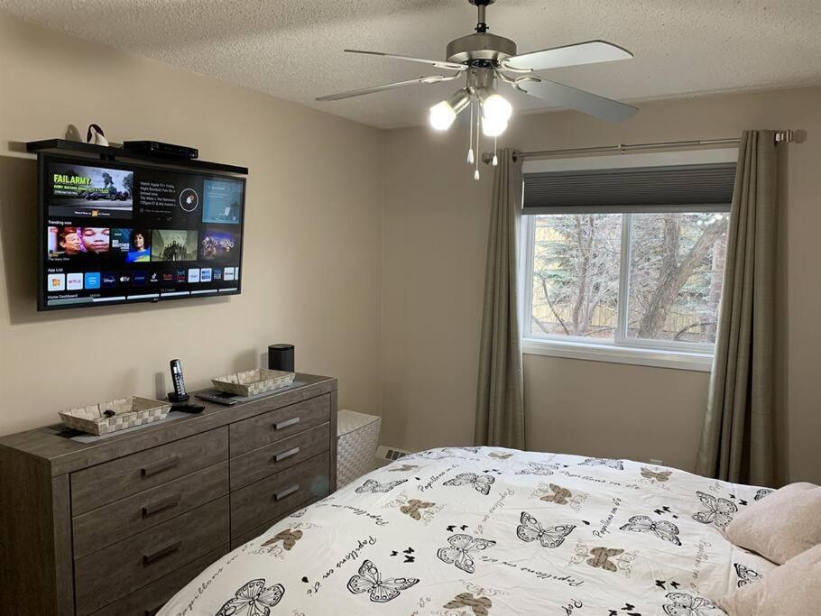 Chris Cozy Condo Commonwealth #205 エドモントン エクステリア 写真